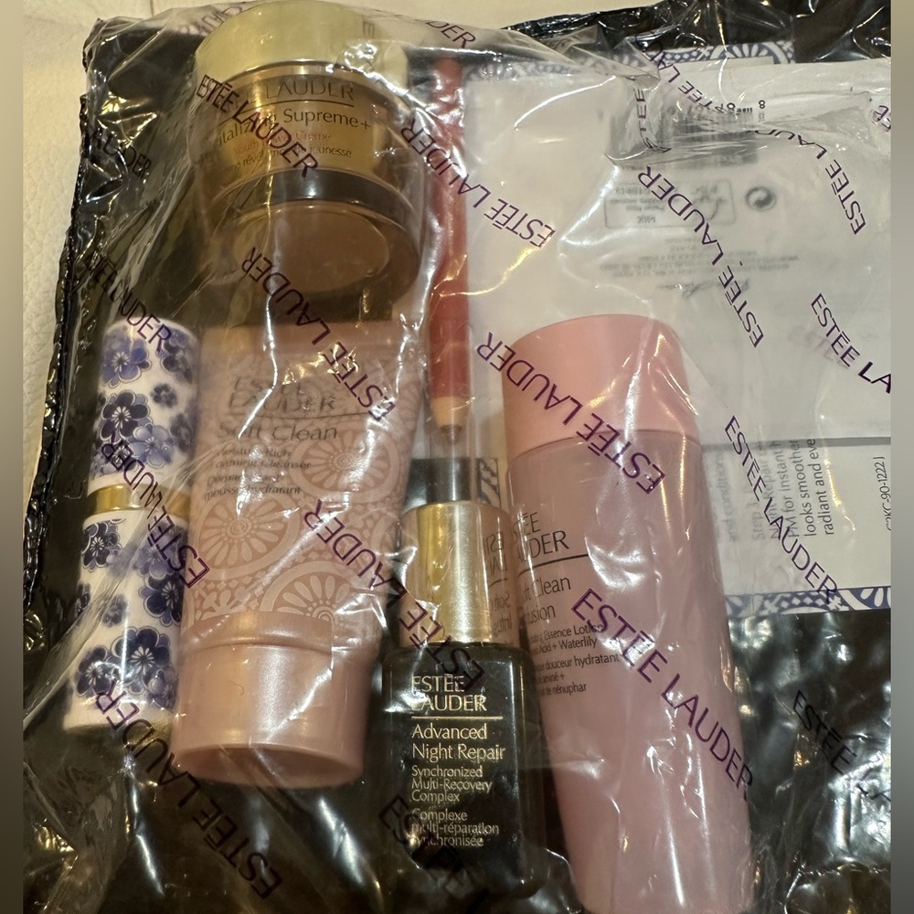 NWB Estée Lauder Essentials 6 Pieces Travel Size Makeup Set with Cosmetics Bag - Picture 3 of 7
